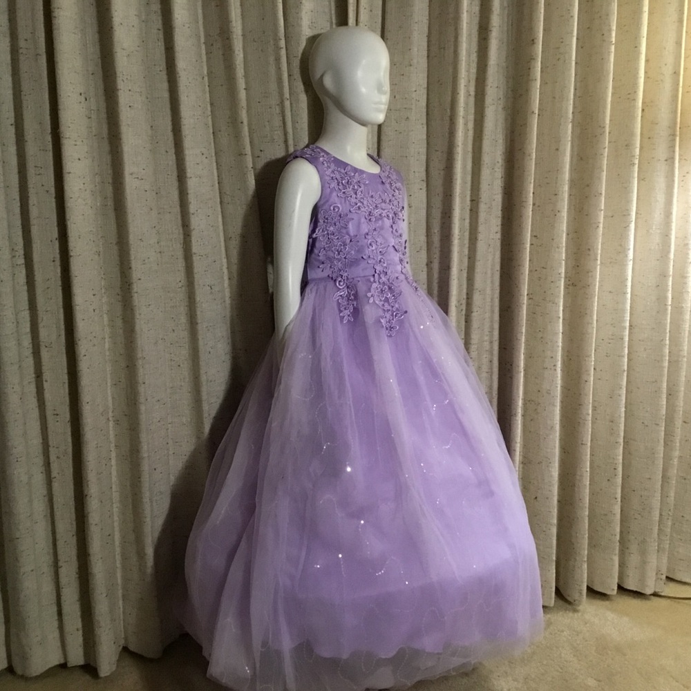 Lavender formal w/ Embroidery dress, girl's sizing about 12-14, (160Int. on Tag) - Picture 6 of 15